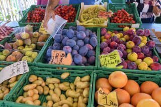 Des additifs de pneus se déposent sur les fruits et légumes, révèle une étude de l'EPFL et de l’Office fédéral de la sécurité alimentaire et des affaires vétérinaires (photo d'illustration). KEYSTONE/MARTIAL TREZZINI